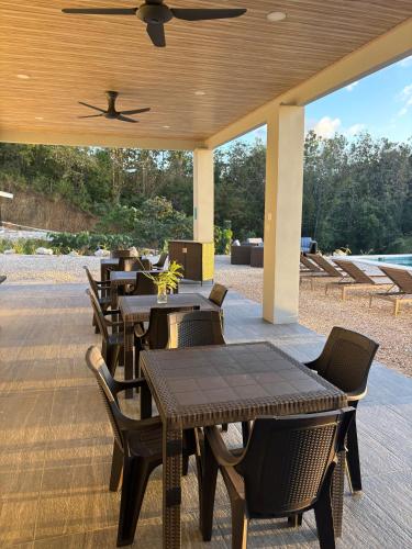 MarbellaにあるOcean View Villa at Solindo Staysのパティオ(テーブルと椅子付)