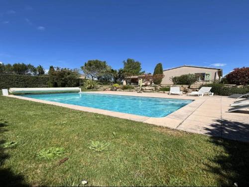 une piscine dans la cour d'une maison dans l'établissement Villa in Provence with Private Pool, à Saint-Marcellin-lès-Vaison