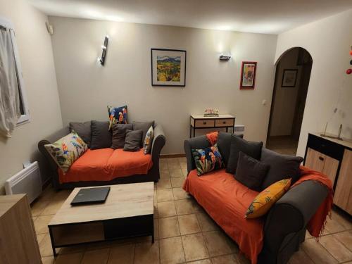 un salon avec deux canapés et une table dans l'établissement Villa in Provence with Private Pool, à Saint-Marcellin-lès-Vaison