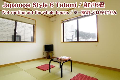 una camera con un tavolo e due finestre di NIKKO stay house ARAI - Vacation STAY 13830v a Nikko