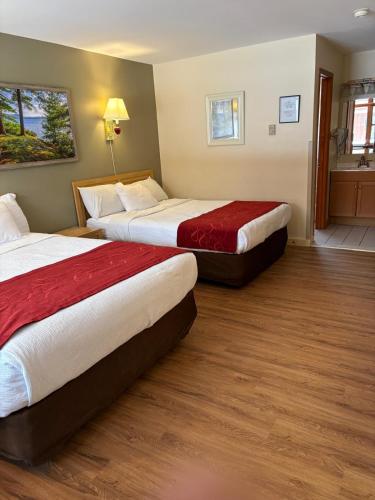 Ένα ή περισσότερα κρεβάτια σε δωμάτιο στο Mohican Resort Motel, Conveniently located to all Lake George attractions