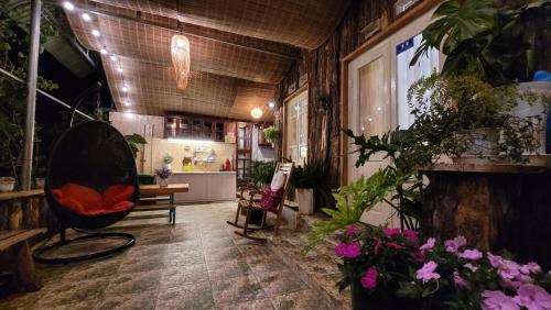 a room filled with lots of plants and a chair at Triệu đoá hồng-Nhà Xinh Rosé in Ấp Ða Lợi