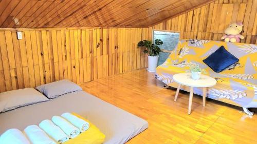 a room with a bed and a table in it at Triệu đoá hồng-Nhà Xinh Rosé in Ấp Ða Lợi