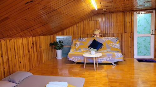 a living room with a couch and a table at Triệu đoá hồng-Nhà Xinh Rosé in Ấp Ða Lợi