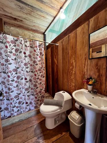 Un baño de PuraChata Ecolodge