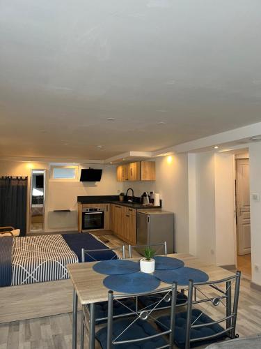 Il comprend un salon et une cuisine avec une table et des chaises. dans l'établissement Très bel appartement type loft de 40 m2 dans maison avec parking privatif, à Lingolsheim