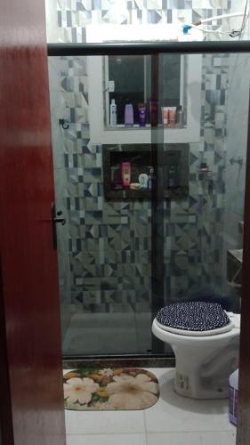 a bathroom with a shower with a toilet in it at Horizonte Azul in Cabo Frio