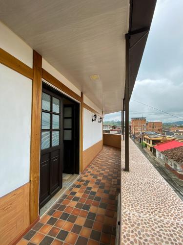 un edificio vuoto con una porta e un pavimento piastrellato di Apartamento en Santa Rosa de Cabal a Santa Rosa de Cabal