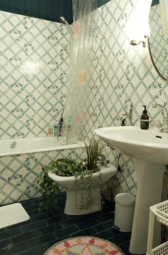 une salle de bain avec un lavabo et des toilettes et un lavabo dans l'établissement La Maison des Artistes, à Laguépie