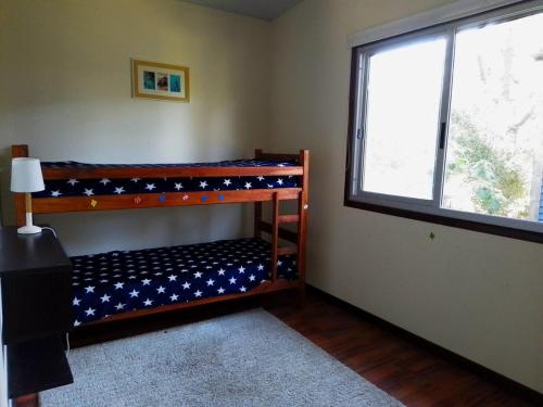 Cette chambre dispose d'un lit superposé avec des étoiles. dans l'établissement Connection to Nature, à Estación Costa Azul