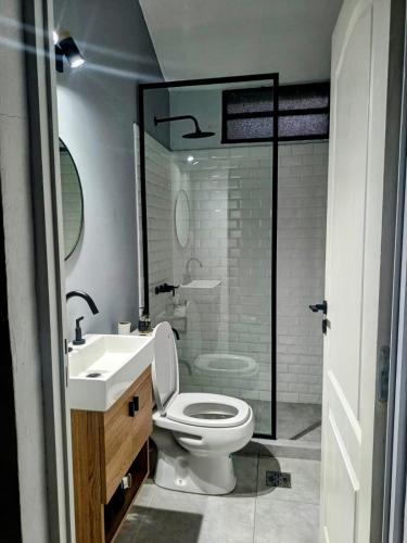 een badkamer met toilet, wastafel en douche bij Casita Verde in Rosario