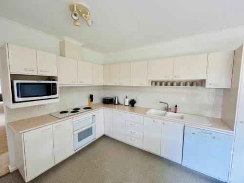 Elegant 4BR Home in Red Hillにあるキッチンまたは簡易キッチン