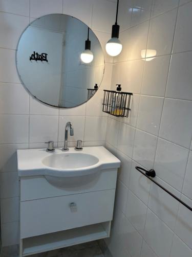 a white bathroom with a sink and a mirror at Monoambiente lujoso en Cañitas! in Buenos Aires