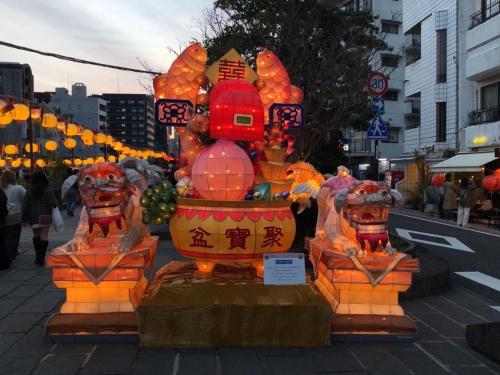 a statue of a group of cats on a city street at ホテル ラヴィアン HOTEL Lavien in Kobasaki
