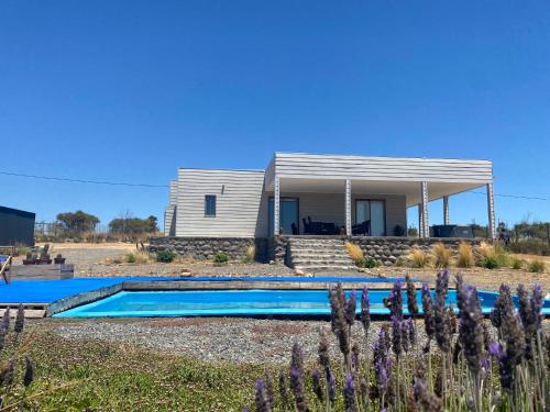 Bazén v ubytování Hermosa casa en lago rapel nebo v jeho okolí