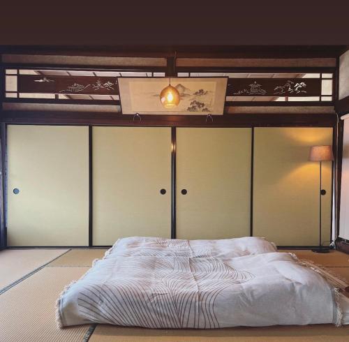 Postel nebo postele na pokoji v ubytování Kuon 一棟貸し(素泊まり)北欧サウナ＋ガーデン付き古民家