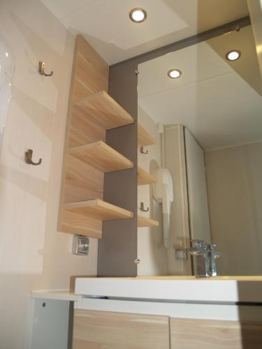 une salle de bain avec un lavabo et un miroir dans l'établissement CAMPING PANORAMIQUE du VERDON, à Castellane