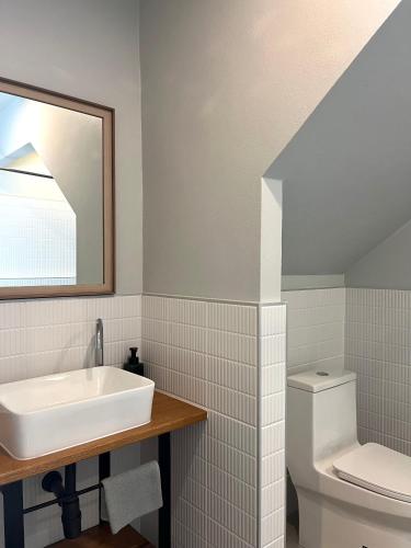 Bilik mandi di Nautical Home & Seashell House B&B