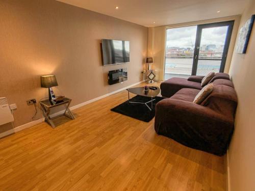 a living room with a couch and a television at Glasgow 2bd near Hydro SECC City Centre Great Location in Glasgow