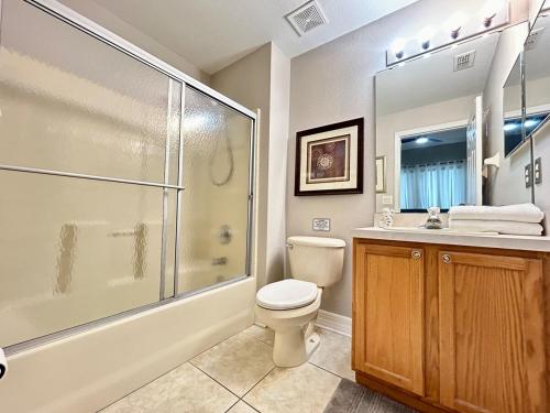 Ванная комната в Disney & Legoland Retreat Family-Friendly Getaway NEWLY RENOVATED