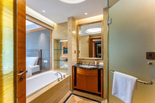 Postel nebo postele na pokoji v ubytování 上海戴斯温德姆酒店 Shanghai Days Wyndham Hotel