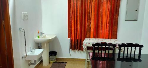 Koupelna v ubytování Kuttickattil Pool Home Stay Kumarakom