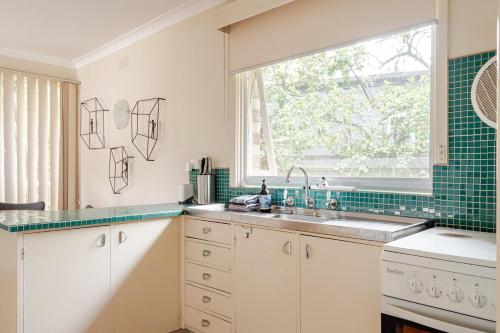 ライにあるCharming Old Rye House Retreatのシンクと窓のあるキッチン
