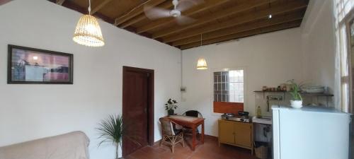 een woonkamer met een tafel en een keuken bij Roza Guest House in Kampot
