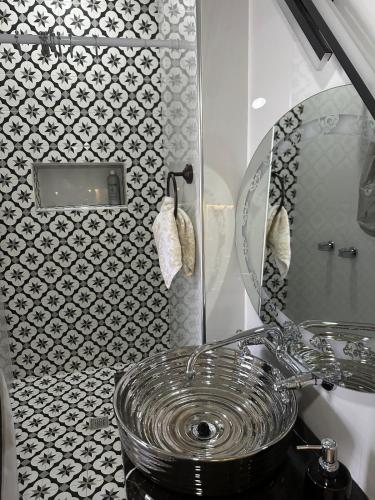 a bathroom with a glass sink and a mirror at Moderno & acogedor Apartmento, 2 habitaciones , 4 camas in Concepción de Ataco