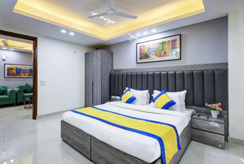 a bedroom with a large bed in a room at 1BHK Suites Opp Marriott - Huda City Centre in Gurgaon
