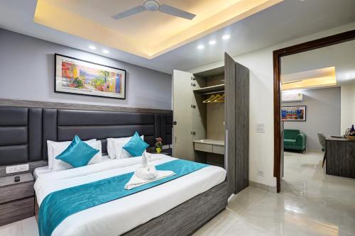 Postel nebo postele na pokoji v ubytování 1BHK Suites Opp Marriott - Huda City Centre