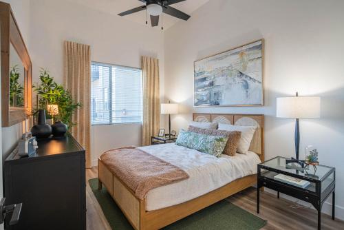 Giường trong phòng chung tại Walk out Patio-Grill-Pool with View-Golfing Area S134
