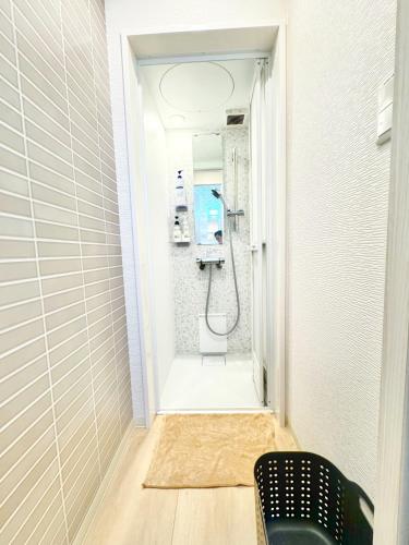 a bathroom with a shower with a toilet in it at ansok青井 一軒家を改装した清潔なホステル 個室 in Tokyo
