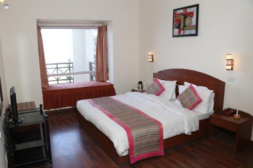 Ένα ή περισσότερα κρεβάτια σε δωμάτιο στο Woodsvilla Residency Ranikhet