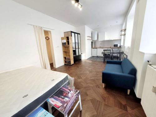 - un salon avec un lit et un canapé bleu dans l'établissement Studio de charme avec Wifi en centre-ville - FR-1-675-45, à Boulogne-sur-Mer