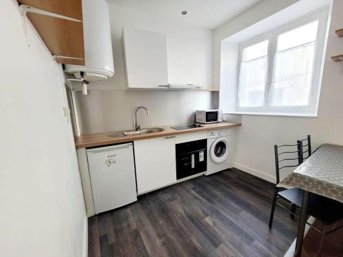 une cuisine avec un évier et une machine à laver dans l'établissement Studio de charme avec Wifi en centre-ville - FR-1-675-45, à Boulogne-sur-Mer