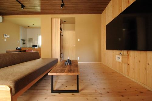 Una televisión o centro de entretenimiento en 阿蘇熊本 木の香の家 OMOYA - Aso Kumamoto Airport Timber House "KONOKA NO IE OMOYA"
