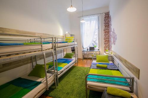 Двухъярусная кровать или двухъярусные кровати в номере Friends Hostel & Apartments