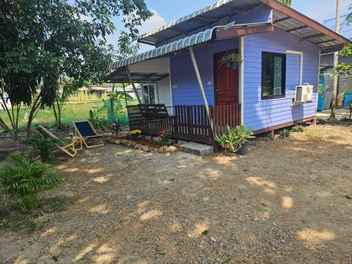 Taman di luar Baan Nok Koh Chang