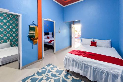 Кровать или кровати в номере RedDoorz Syariah at Anggia & Anaqi Homestay Pagar Alam