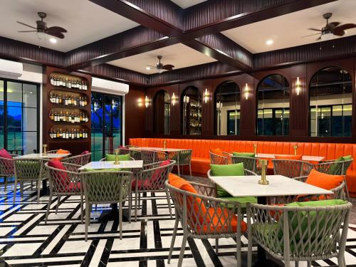 un ristorante con tavoli e sedie in una stanza di Phalai view hotel a Vang Vieng