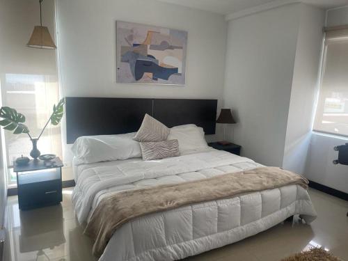 ein Schlafzimmer mit einem großen Bett in einem Zimmer in der Unterkunft Modern Apartment Prime Location, Comfortable Apartment in Barranquilla