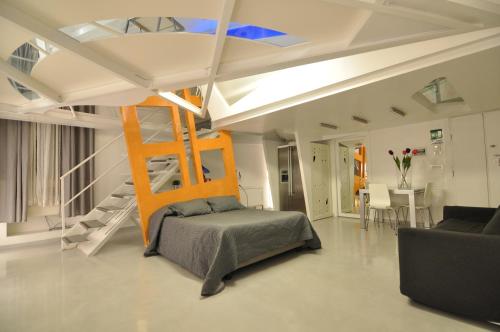 ローマにあるSpace Homeのベッドルーム(二段ベッド1組付)、リビングルームが備わります。