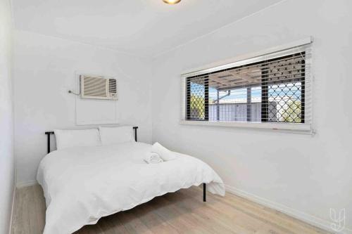 Katil atau katil-katil dalam bilik di Beach vibes in Cooee Bay with high-speed internet