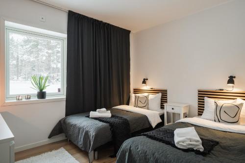 Ένα ή περισσότερα κρεβάτια σε δωμάτιο στο Guestly Homes - 4BR Countryside Stay Near Wind Farm