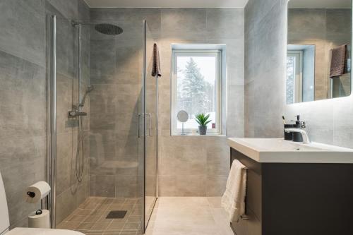 Ένα μπάνιο στο Guestly Homes - 4BR Countryside Stay Near Wind Farm