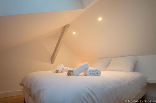 - un enfant dormant sur un lit dans une chambre dans l'établissement Studio design avec mezzanine - Ty ar Joly, à Rennes