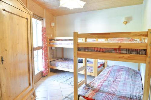 - une chambre avec 2 lits superposés dans une cabine dans l'établissement Appartement vue sur les pistes, à Valloire