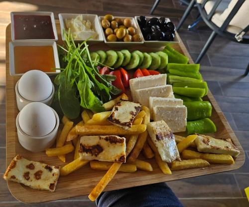 een dienblad met verschillende soorten kaas en groenten bij Lacasita Urla in Urla
