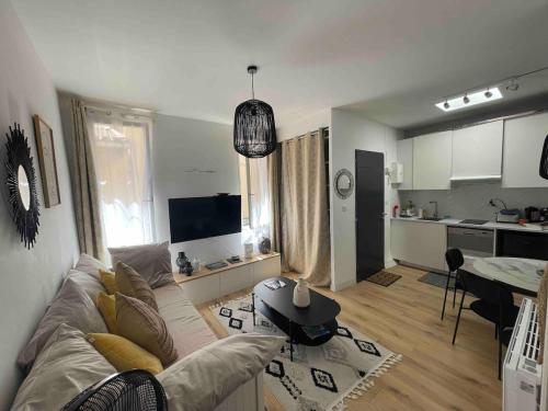 Cosy cottage by Alice Bord 2 mer